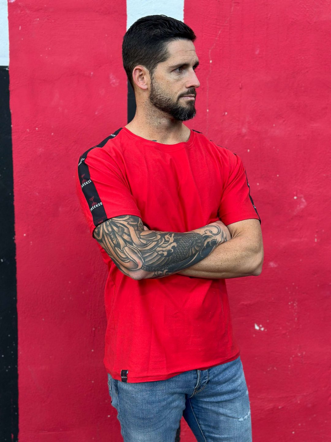 camiseta roja con cinta en los hombros