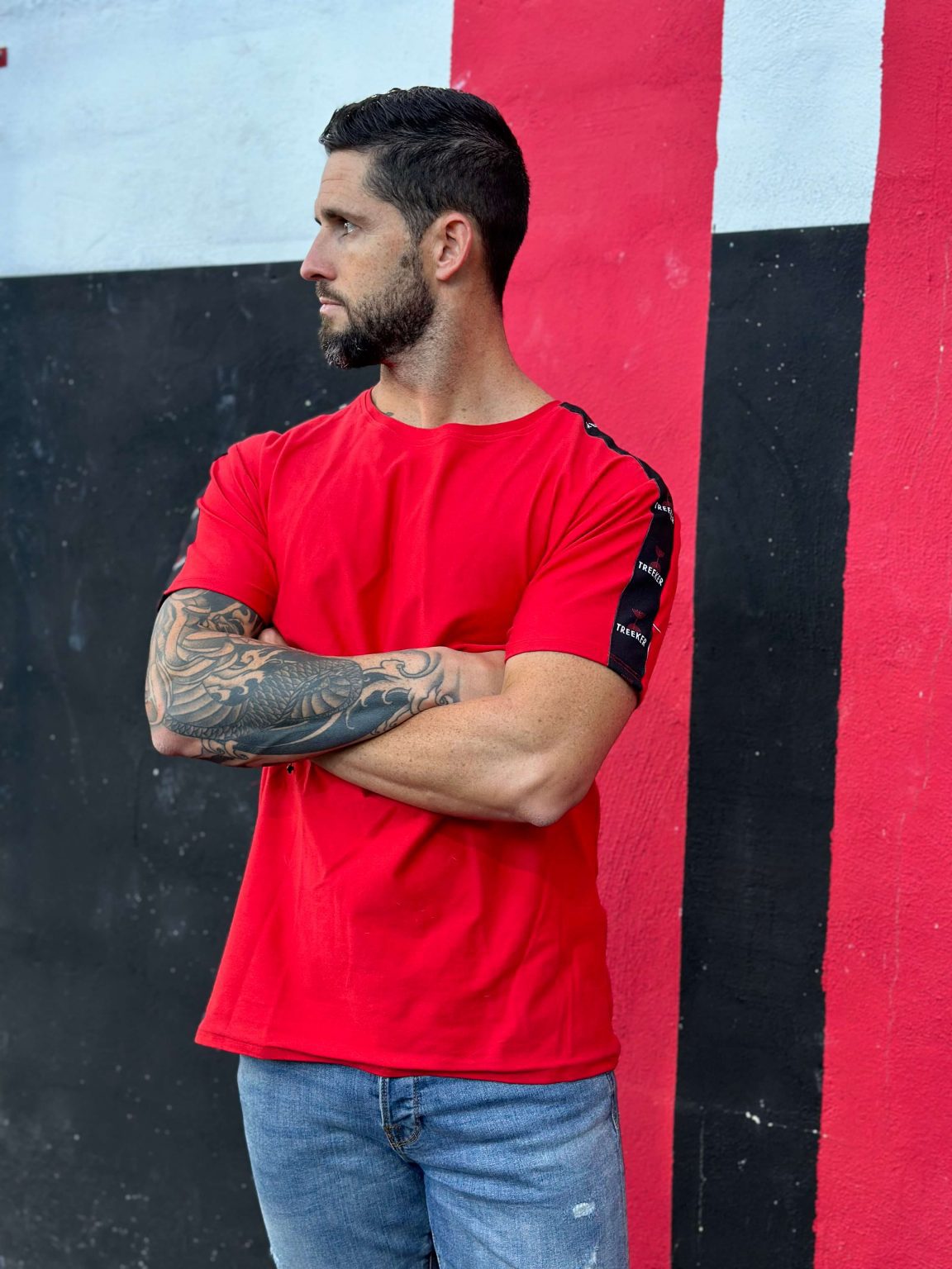 Camiseta roja con cinta en los hombros